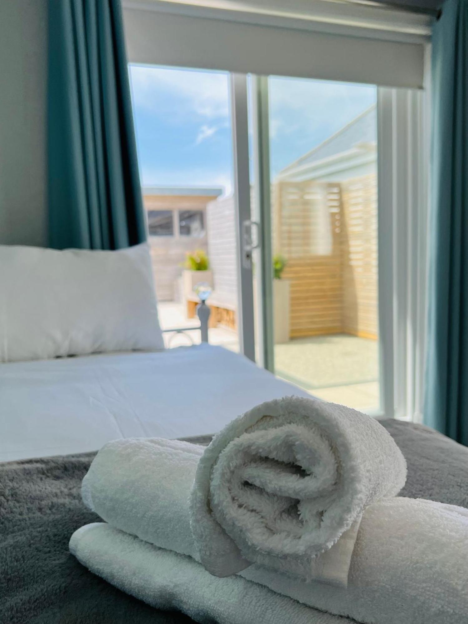 Pass The Keys Fabulous Beach Front Holiday Location Lydd Екстер'єр фото